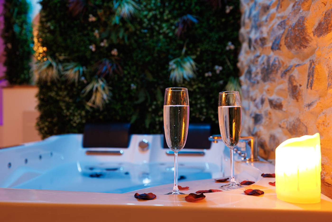 Champagne au bord du jacuzzi privatif de la love room à Vienne